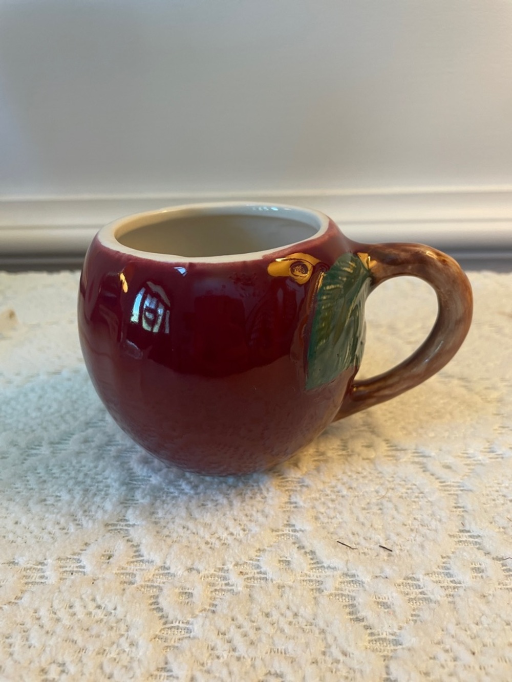 Apple-Shaped Ceramic Mug in Deep Red with Leaf Accent